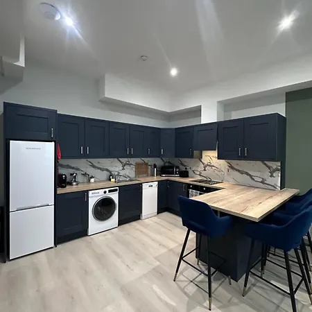Lovely Studio Apt In 1 *