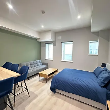 Lovely Studio Apt In 1 *